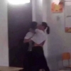 男女同学打架都打到地上了 要不要喊老师来？