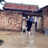 【正宁县宫河一村民家被雨水淹没，派出所民警淌水救助 ！